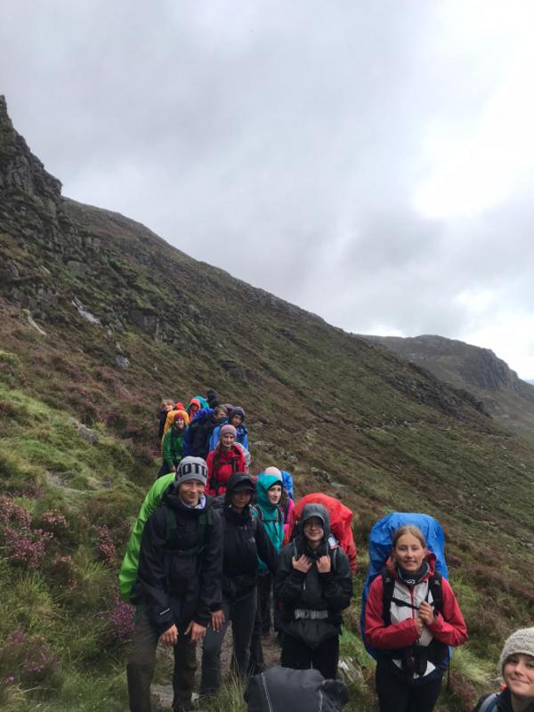 Un gruppo di ragazzi del campo internazionale outdoor fa un'escursione sulle montagne
