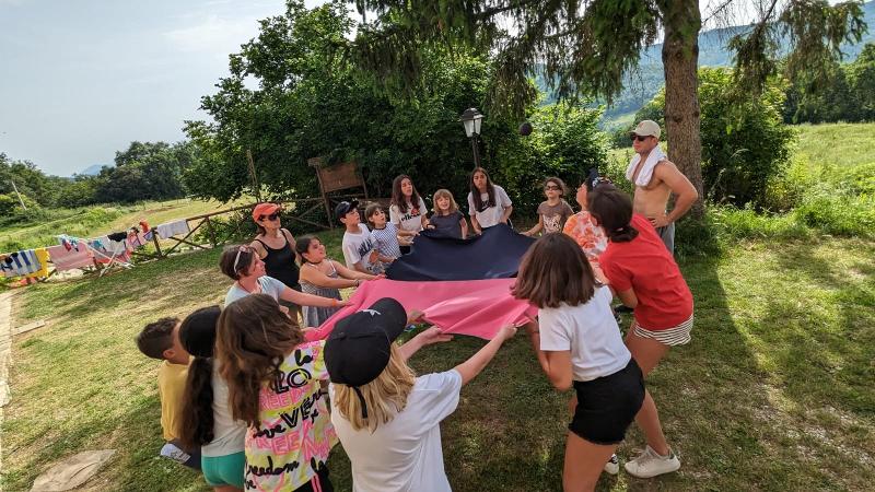Al campus estivo Terni ci sono dei bambini in cerchio