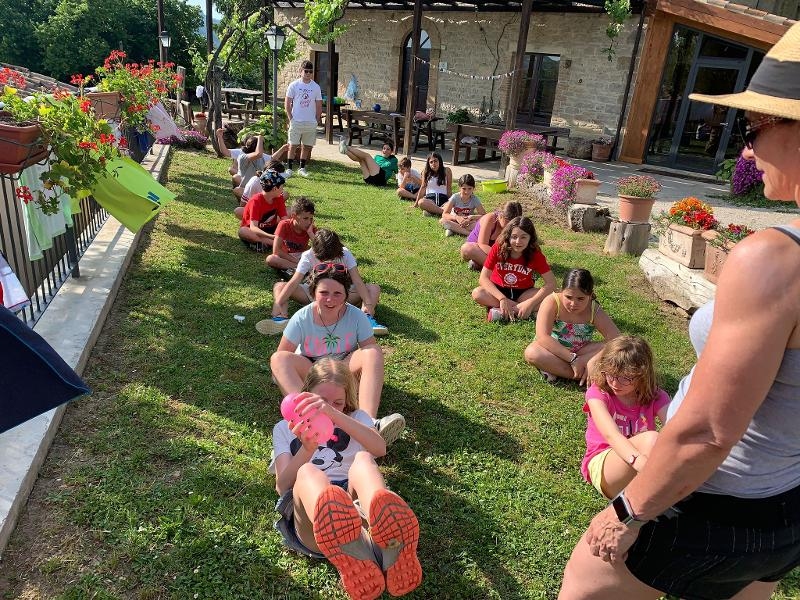 Al campus estivo Terni dei bambini giocano sul prato