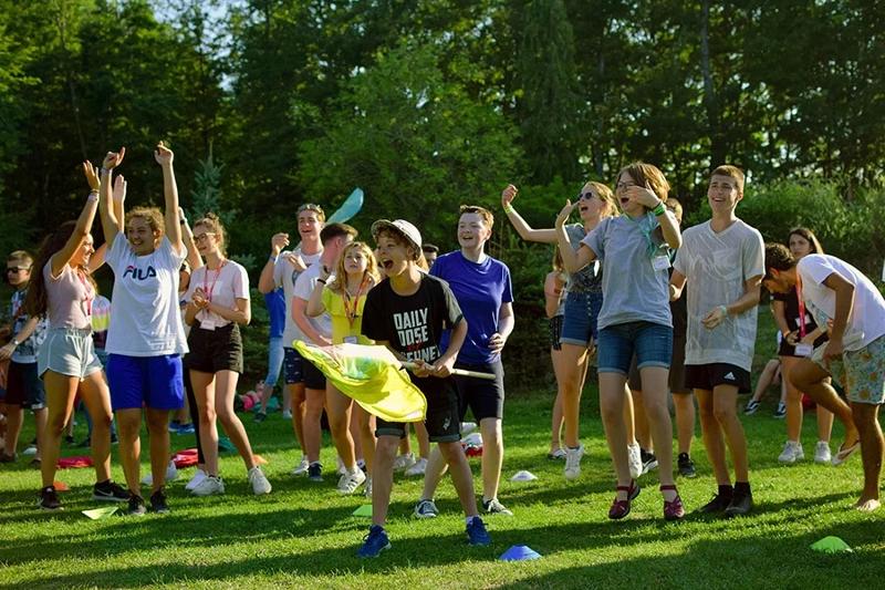 Al campo estivo inglese a Valbonella ci sono dei ragazzi che esultano tutti insieme per aver vinto un gioco