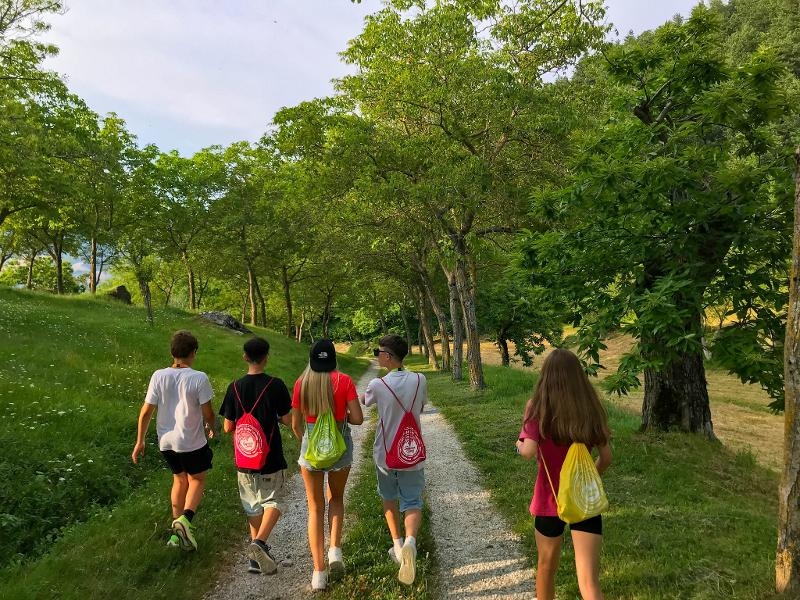Alla vacanza studio inglese in Italia dei ragazzi passeggiano