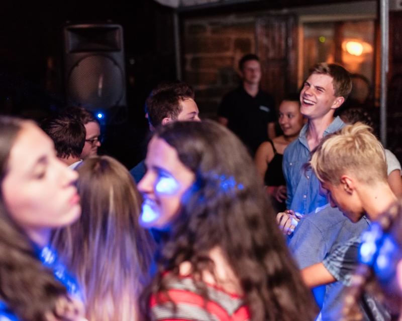 Al campo estivo inglese a Valbonella ci sono i ragazzi che si stanno divertendo in discoteca
