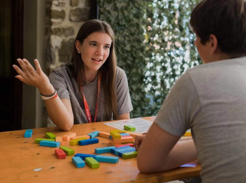 Al campo estivo inglese a Valbonella c'è una ragazza che sta spiegando l'inglese ad un partecipante