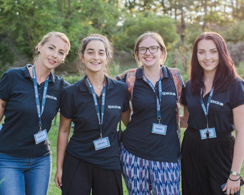 Al campo estivo inglese a Valbonella ci sono quattro ragazze che sorridono 