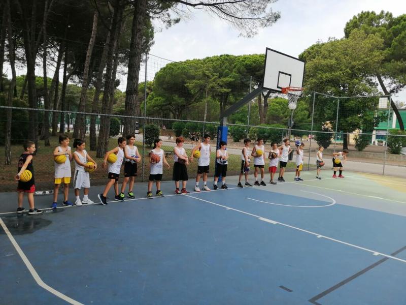 Al campo estivo di basket e minibasket a Lignano Sabbiadoro ci sono i bambini pronti per giocare a basket nel campetto