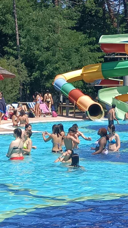 Al campo estivo di basket e minibasket a Lignano Sabbiadoro i bambini stano giocando in piscina
