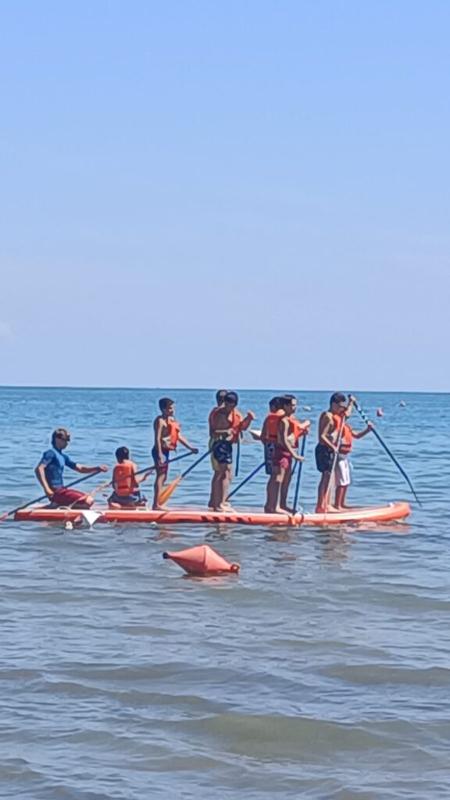 Al campo estivo di basket e minibasket a Lignano Sabbiadoro i ragazzi stanno facendo sup in mare 