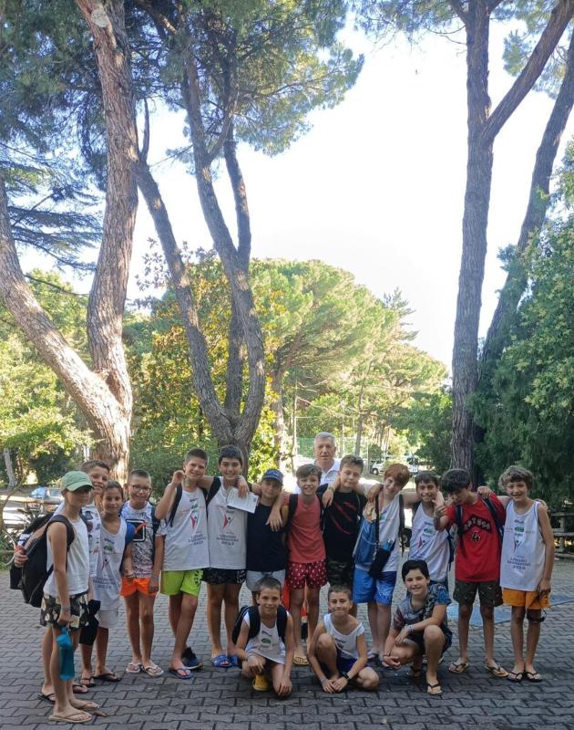 Al campo estivo di basket e minibasket a Lignano Sabbiadoro c'è un gruppo di bambini che sta facendo una foto insieme