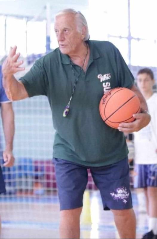 Al campo estivo basket e minibasket a Ligonchio il coach sta parlando per spigare le tecniche di gioco