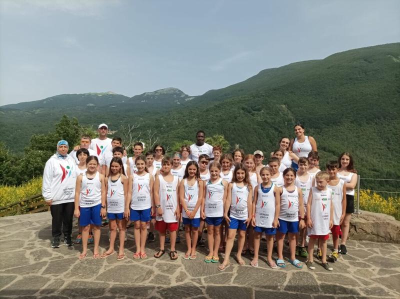 Al campo estivo basket e minibasket a Ligonchio c'è un gruppo di bambini che sta facendo una foto di gruppo con le magliette del campo 