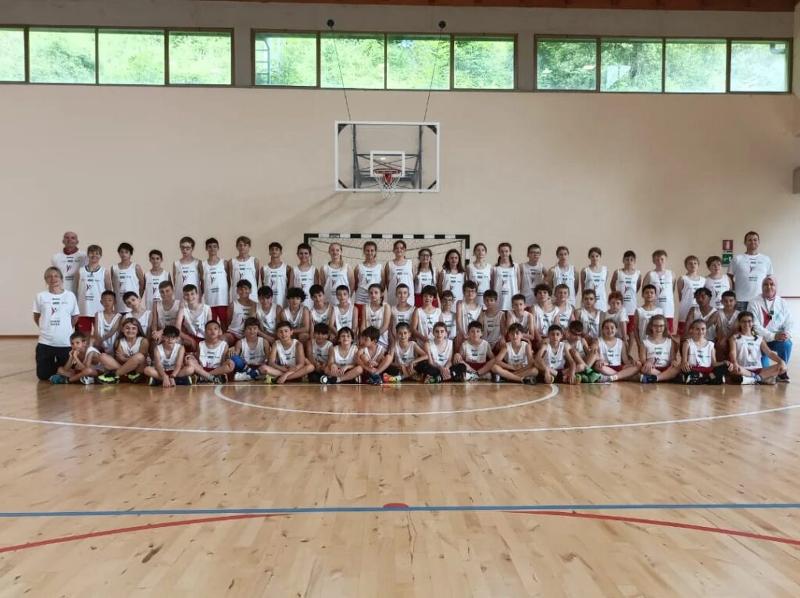 Al campo estivo basket e minibasket a Ligonchio ci sono i ragazzi che stanno facendo una foto di gruppo in campo