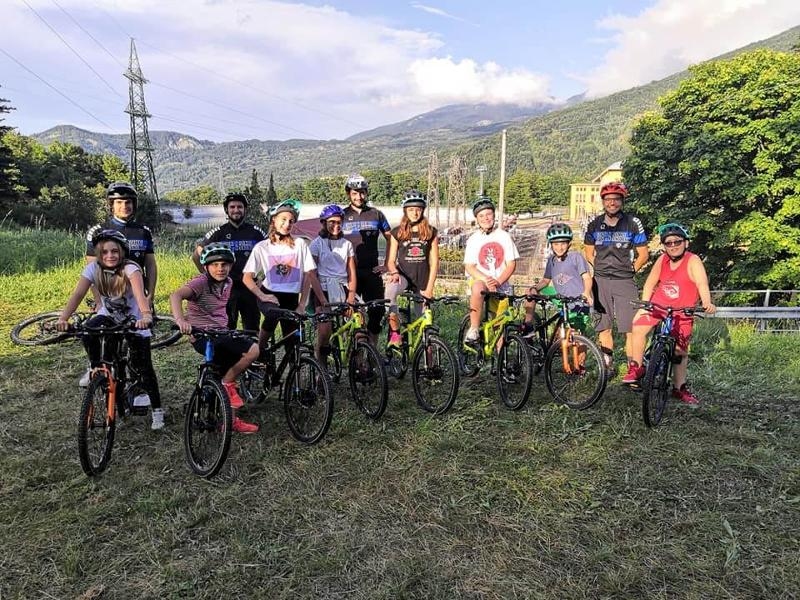 Al Campo estivo MTB e multisport a Ligonchio i bamnini sono sulla bicicletta pronti per andare a fare un escursione