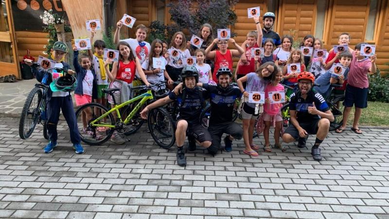 Al campo estivo MTB e multisport a Ligonchio i partecipanti del campo estivo sono tutti insieme con le loro biciclette 