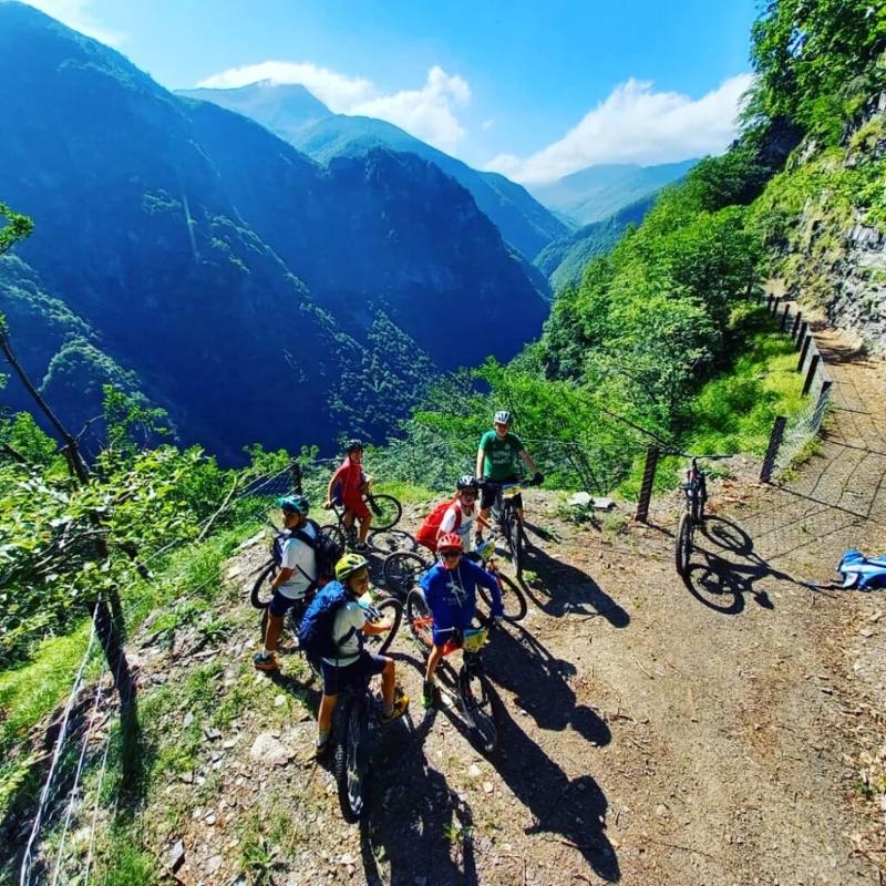 Al campo estivo MTB e multisport a Ligonchio i bambini stanno facendo un escursione con le biciclette 