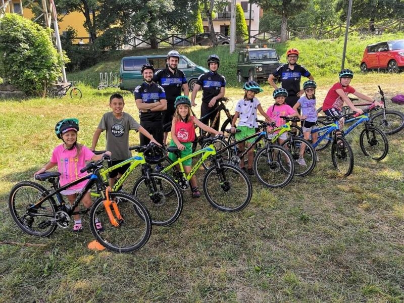 Al campo estivo MTB e multisport a Ligonchio ci sono i bambini più piccoli che sono pronti per salire sulle loro bici 