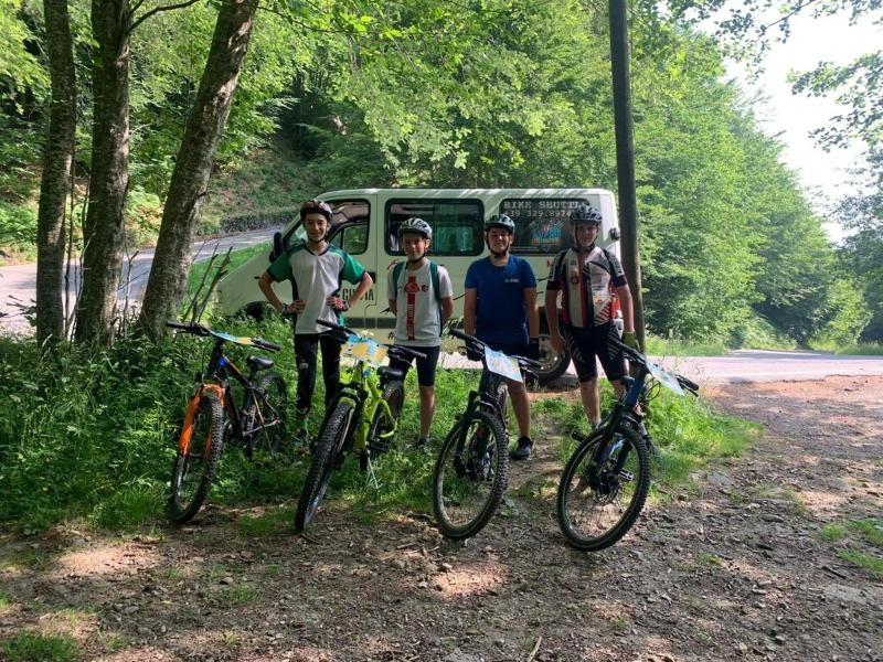 Al campo estivo MTB e multisport a Ligonchio i ragazzi sono pronti ad affrontare i percorsi con le loro biciclette 