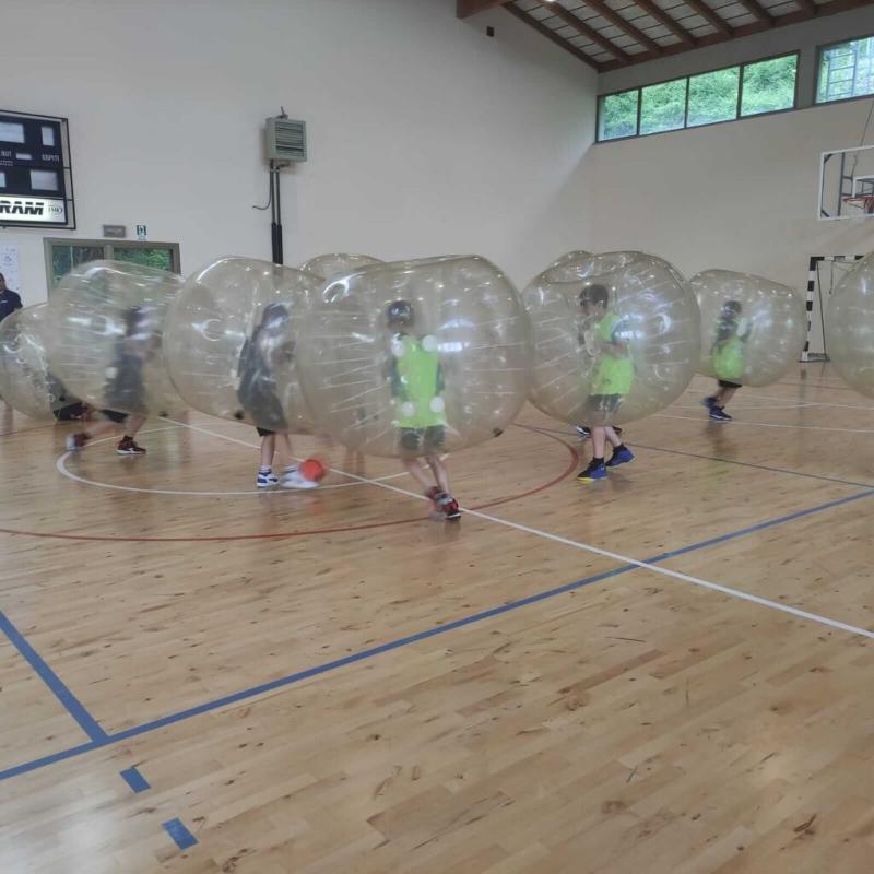 Al campo estivo multisport e minibasket a Ligonchio ci sono i bambini che stanno giocando a bubblesfootball 