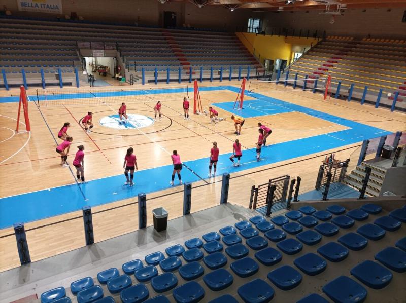Al campo estivo pallavolo femminile a Lignano Sabbiadoro le ragazze stanno facendo allenamento in campo