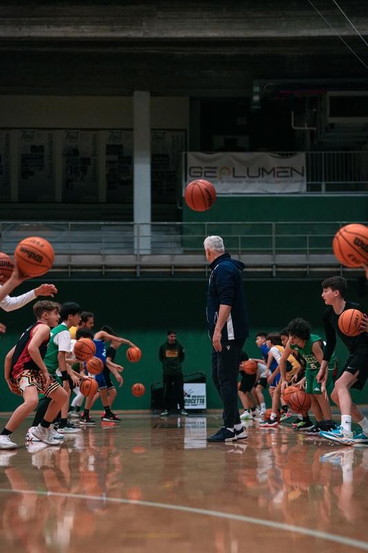 Al campo estivo di basket i ragazzi stanno facendo degli esercizi per migliorare la loro tecnica 
