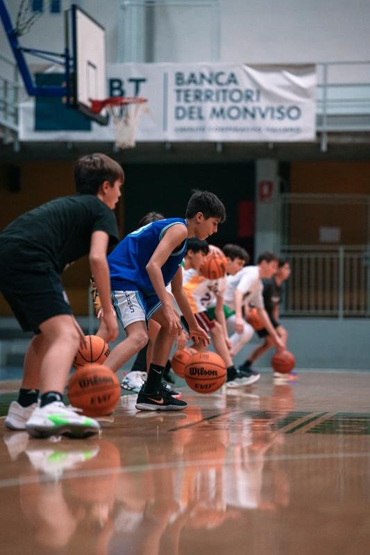 Al campo estivo di basket i ragazzi si stanno allenando duramente per migliorare la loro tecnica 