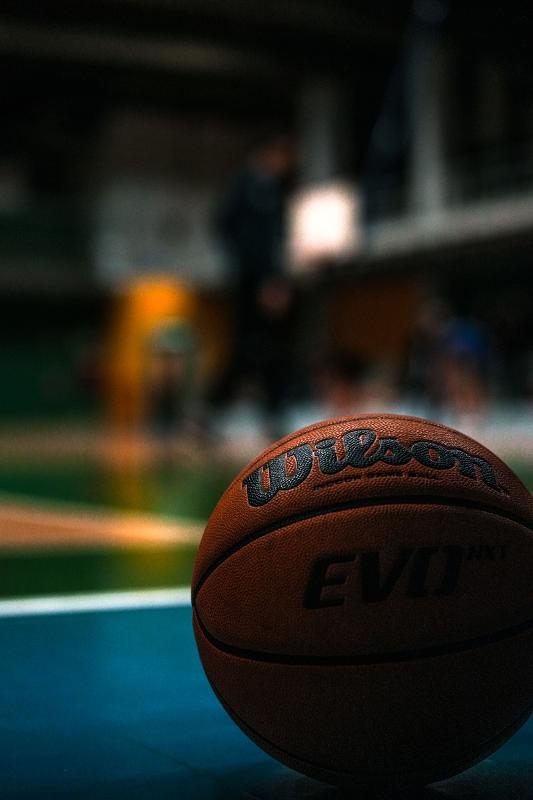 Al campo estivo di basket c'è un primo piano di una palla da basket 