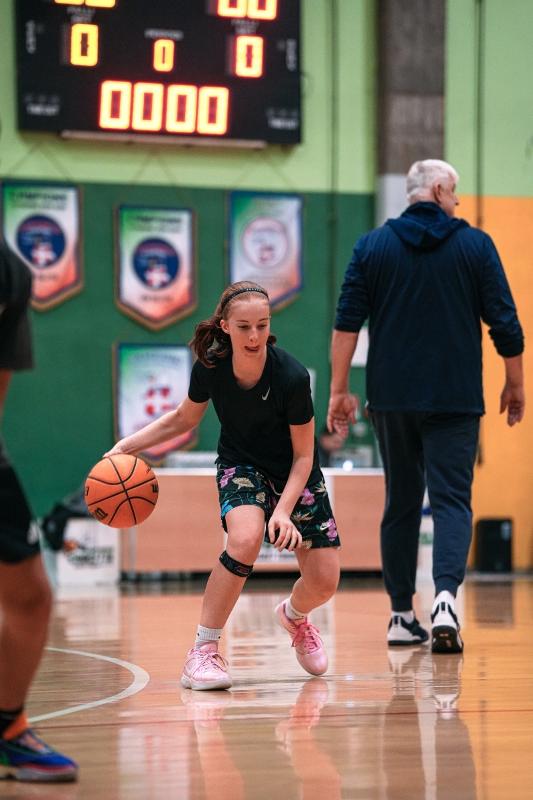Al campo estivo di basket una ragazza sta palleggiando in campo