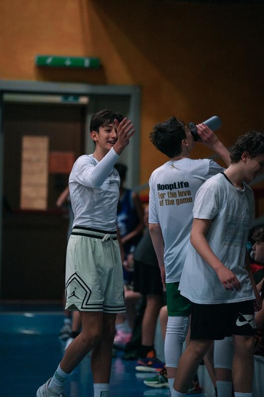 Al campo estivo di basket i partecipanti stanno facendo una pausa durante l'allenamento 
