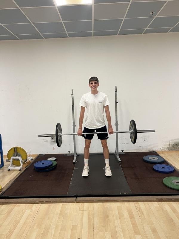 Al campo estivo di basket i partecipanti si allenano anche in palestra 
