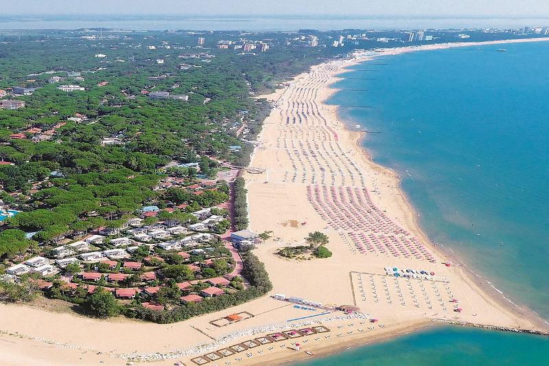 Al campo estivo di basket c'è una spiaggia attrezzata con un bellissimo mare
