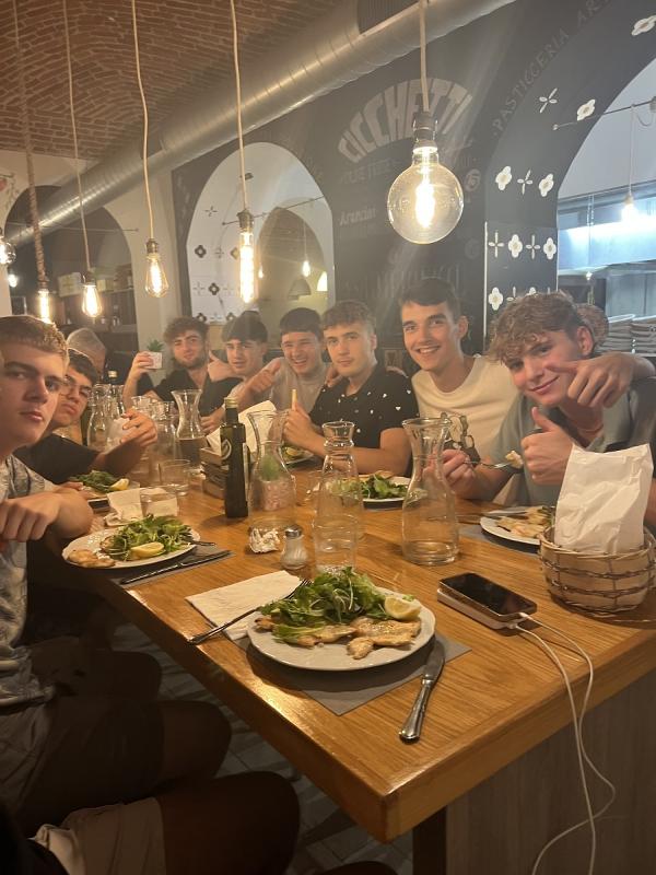 Al campo estivo di basket i ragazzi stanno facendo una cena al ristorante 