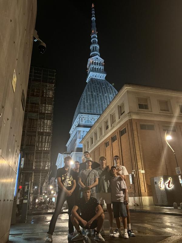 Al campo estivo di basket i ragazzi stanno facendo un gita nella città di Torino 