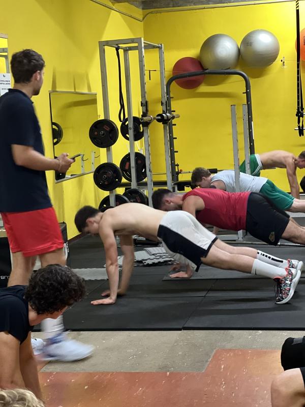 Al campo estivo di basket i ragazzi si stanno allenando in palestra 
