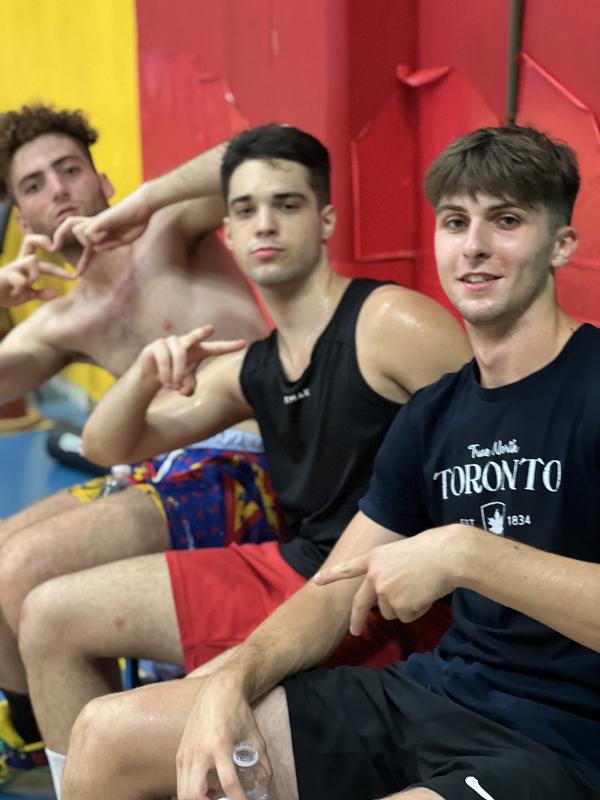 Al campo estivo di basket i partecipanti stanno facendo una foto insieme 