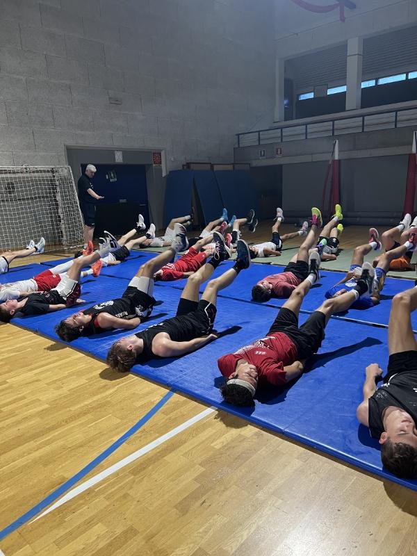Al campo estivo di basket i partecipanti stanno facendo allenamento tutti insieme 