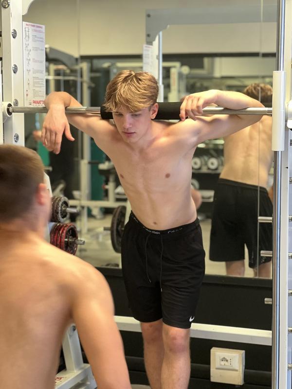 Al campo estivo di basket i ragazzi si stanno allenando in palestra 
