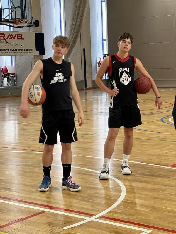 Al campo estivo di basket due ragazzi stanno osservando l'esecuzione dell'esercizio 