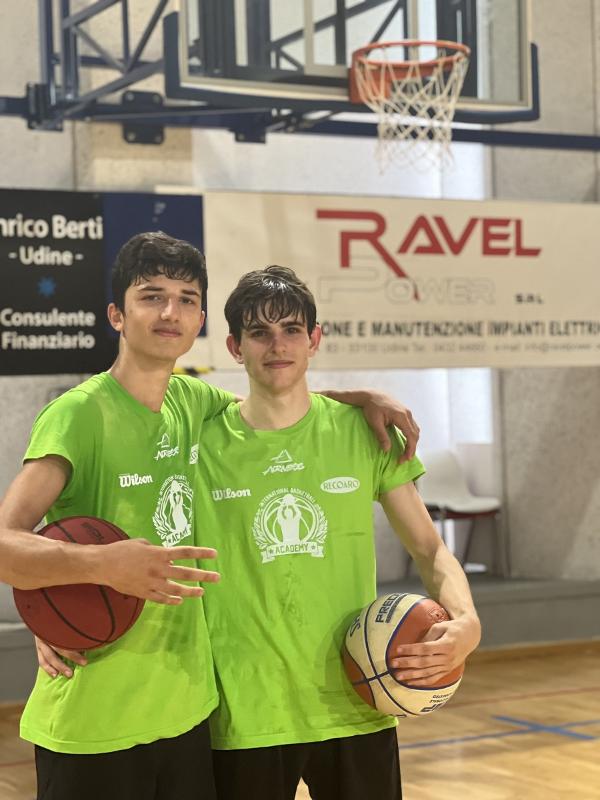 Al campo estivo di basket troverai nuovi amici con cui condividere la tua esperienza