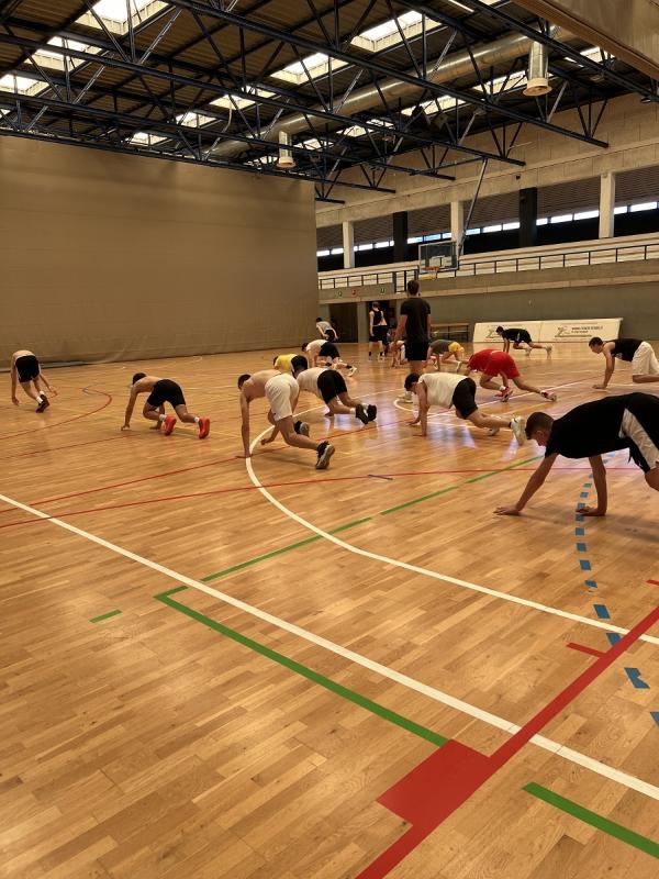 Al campo estivo di basket i ragazzi stanno facendo un allenamento collettivo in palestra 