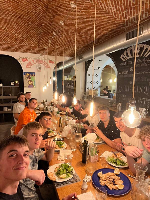 Cene nei migliori ristoranti ai viaggi organizzati Torino Ai viaggi organizzati Torino i ragazzi stanno facendo una cena fuori