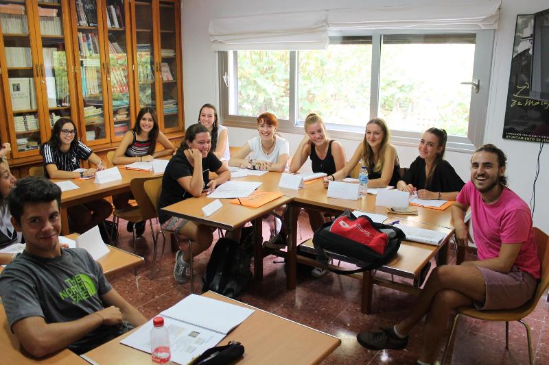 Un gruppo di ragazzi partecipa ad una lezione
