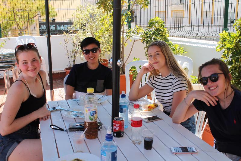 Un gruppo di ragazzi del soggiorno in spagnolo fanno una pausa