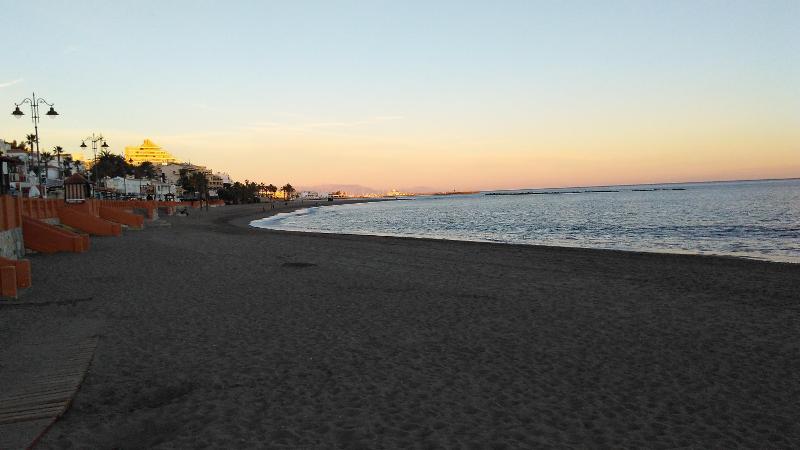 Ai corsi di spagnolo in Spagna il sole tramonta sulla spiaggia