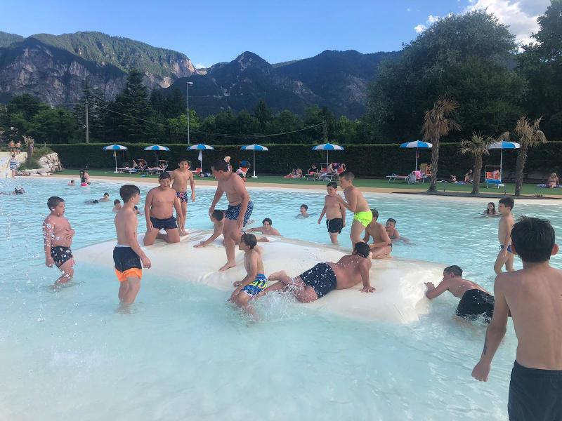 Al campo estivo multisport sul Lago di Levico ci sono i bambini che si divertono tutti insieme in piscina 