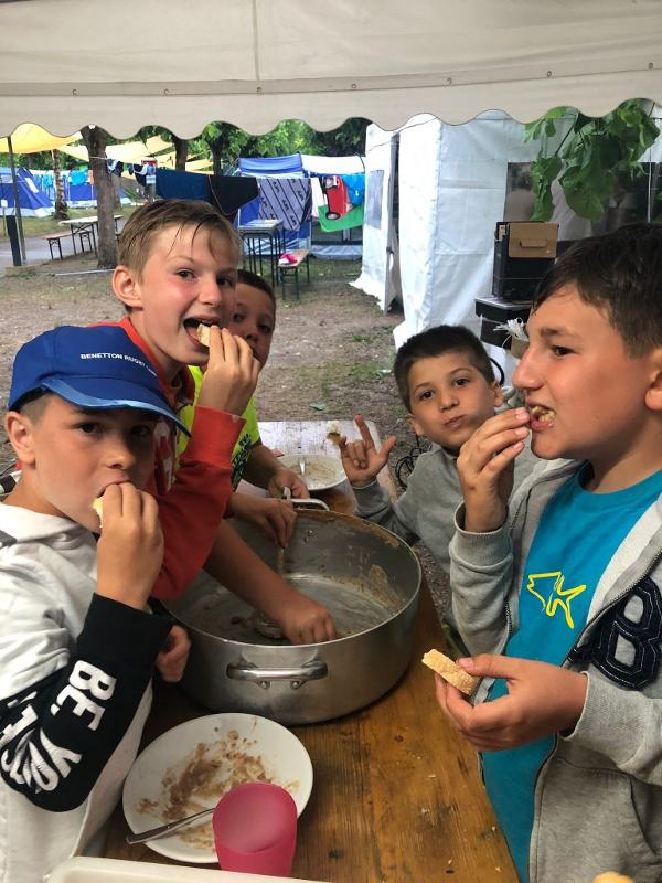 Al campo estivo multisport sul Lago di Levico i bambini fanno scarpetta dalla pentola 