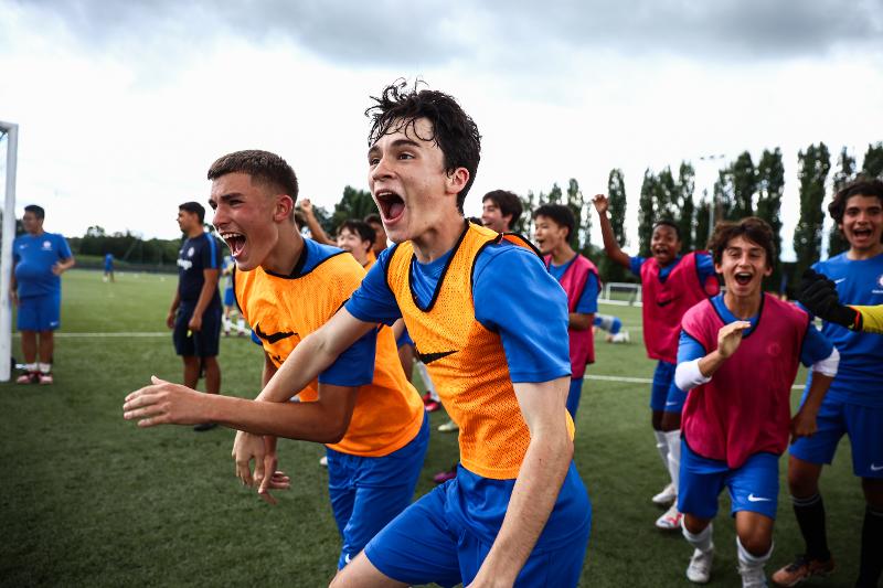 I ragazzi esultano animatamente al campo estivo calcio Inghilterra