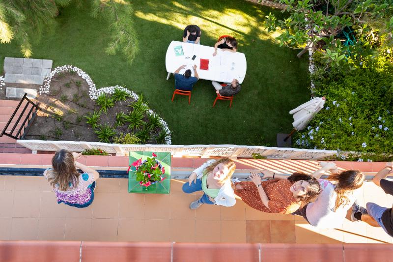 Al  soggiorno linguistico spagnolo le ragazze si stanno facendo una foto nel balcone dall'alto 