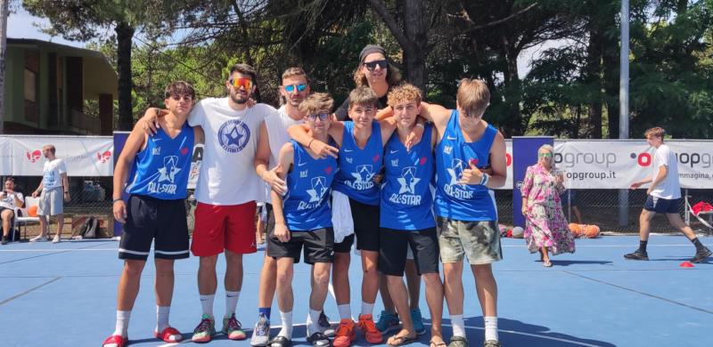 Gruppo di allenatori con studenti al campo estivo All Star basket a Lignano Sabbiadoro
