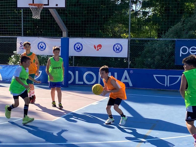 Ragazzi concentrati giocano a basket al campo estivo All Star basket a Lignano Sabbiadoro