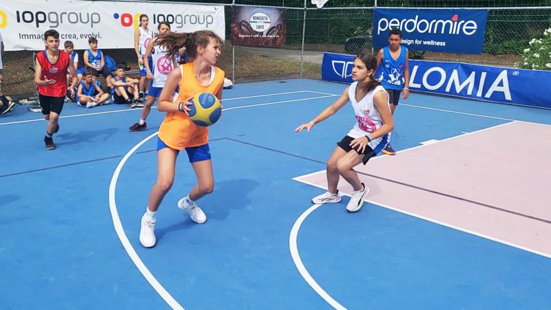 Due ragazze giocano a basket al campo estivo All Star basket a Lignano Sabbiadoro