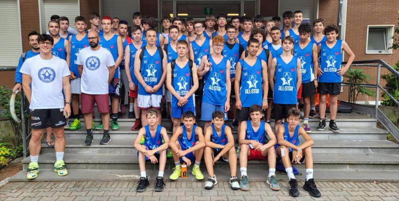 Gruppo dei ragazzi del campo estivo All Star basket a Lignano Sabbiadoro